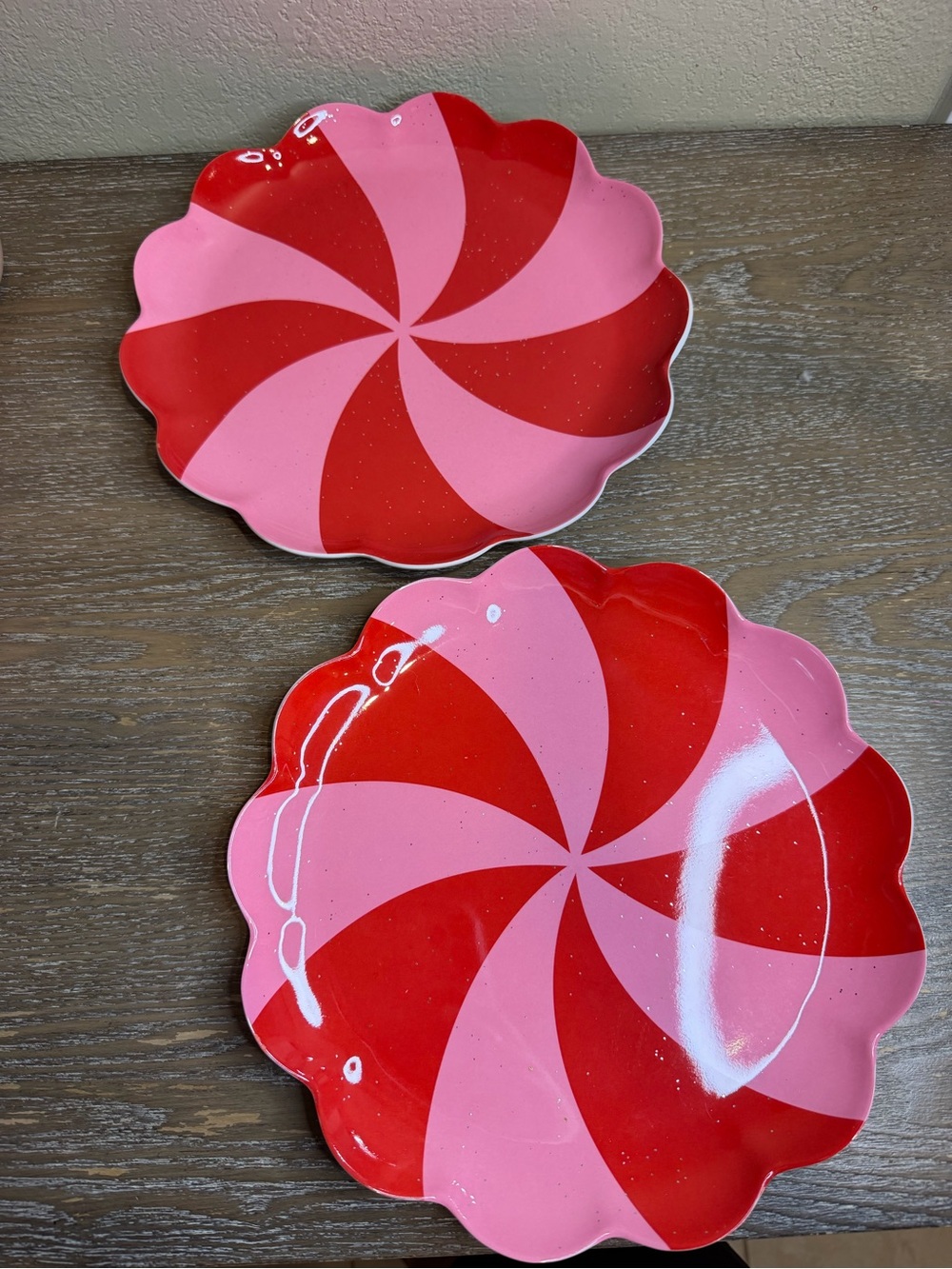 New Pillowfort 10" Peppermint Swirl Scallop Dinner Plate Pink/ Red Set of 2